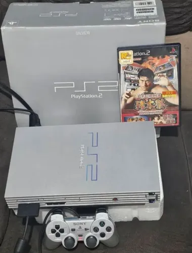 PLAYSTATION 2 FAT EDIÇÃO SILVER NA CAIXA SERIAL BATENDO CONTROLE ORIGINAL JOGO. JAPONÊS.
