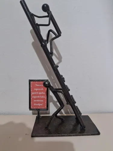 ESCULTURA EM AÇO/ " RECONHECIMENTO" ( TÍTULO)