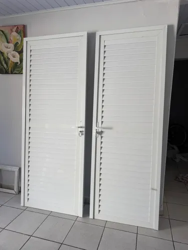 Portas com venezianas ventiladas sob medida