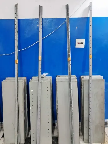 Prateleiras Estantes em aço com bandeja para Loja (Usadas em bom estado)