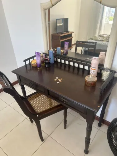 Penteadeira Clássica de Madeira