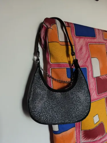 Bolsa de Ombro com Strass - Elegância e Brilho