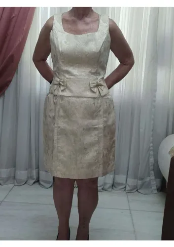 Vestido Jacquard dourado com strass, tamanho M