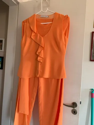 Lindo conjunto de calça e blusa