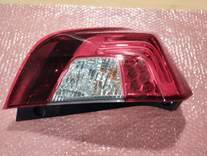 Lanterna Honda fit 2015 2022 esquerda led com pequeno detalhe restaurado CD 215