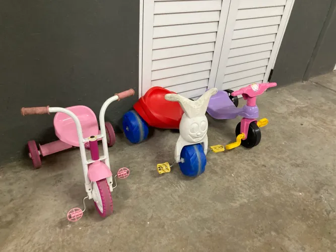 Trio de triciclos infantil