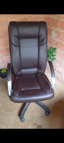 Cadeira de rodinhas ,na cor marrom extremamente confortável 