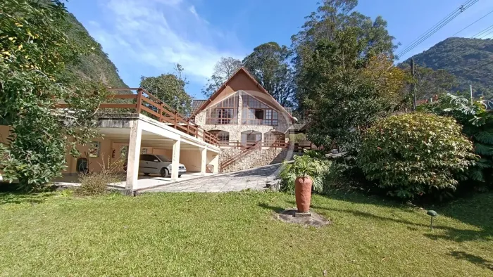 Mansão deslumbrante à venda por R$ 1.990.000,00 ou para locação por R$ 9.900,00 , cercada