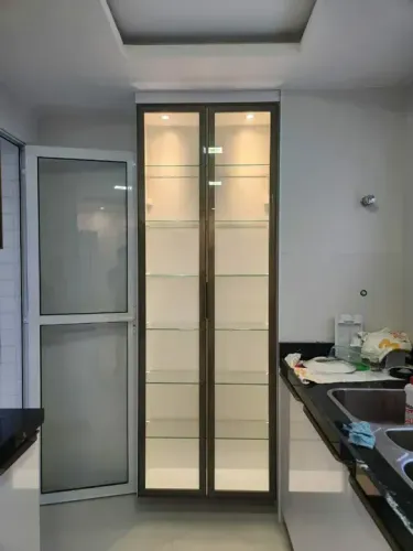 Cristaleira MDF com portas e prateleiras de vidro