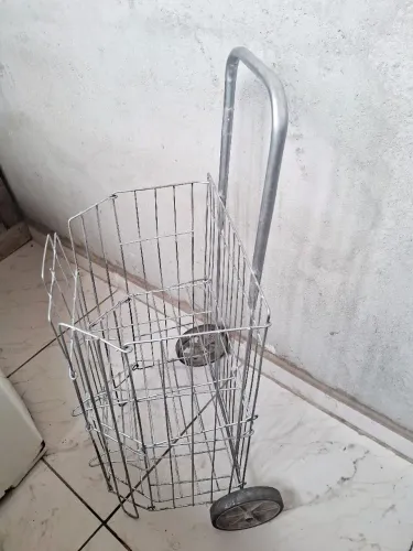 Carrinho de compras aramado