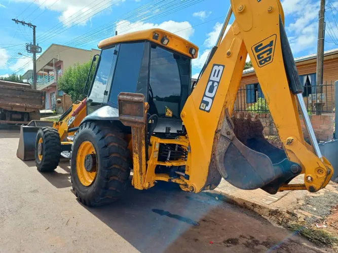Vendo retro escavadeira JCB  3C PLUS 2016