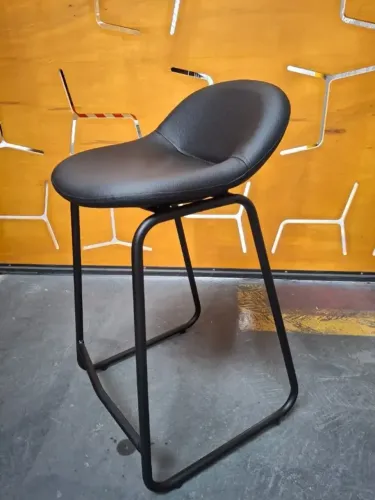 Banqueta Side Estofada Preta Couro Sintético - Altura: 65cm
