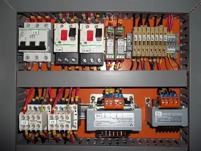 Eletricista , predial e comandos elétricos , capital e interior ..