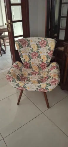 Poltrona floral com pés palito