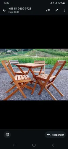 Jogo de Mesa e Cadeiras em Madeira maciça.