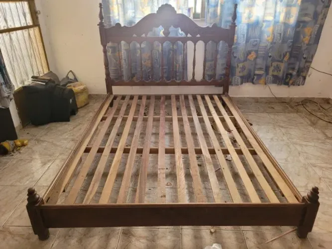 Cama de casal de madeira pura, antiga tipo vintage em excelente estado anos 90 