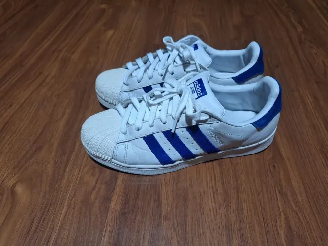 Adidas superstars branco e azul