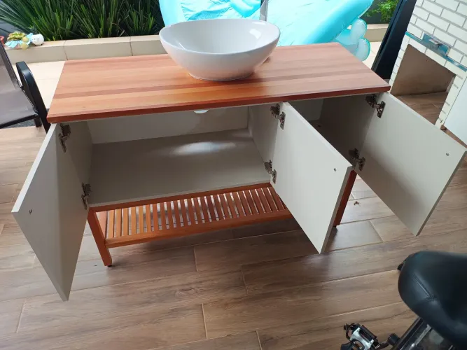 Gabinete de banheiro com cuba e torneira