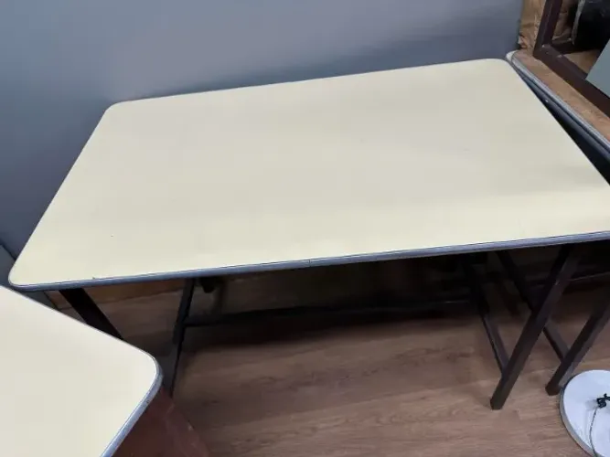 Mesa Escolar com MDF amarelo