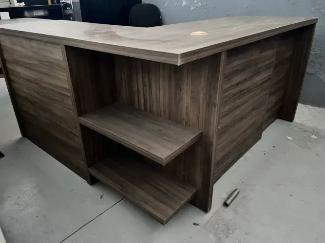 Mesa de escritório em L de madeira