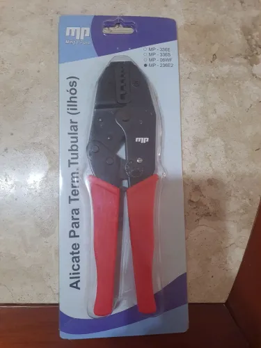 Kit de terminais elétricos novos. Alicates ...