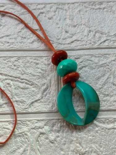 Colar Artesanal em Couro com Pingente Verde e Contas Decorativas