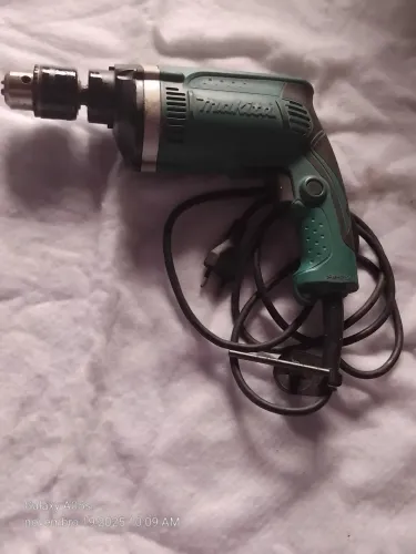 Furadeira de impacto Makita HP1630