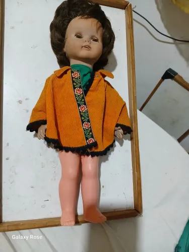 Boneca antiga alemã de massa e plástico. 