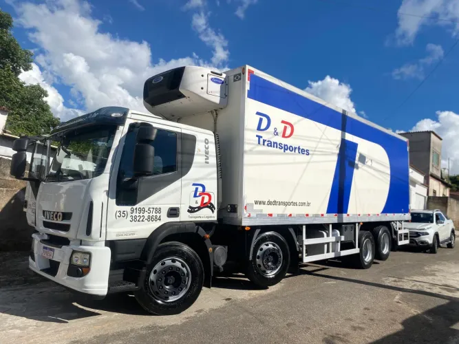 Caminhão Bi Truck Iveco Tector com Baú Frigorífico 