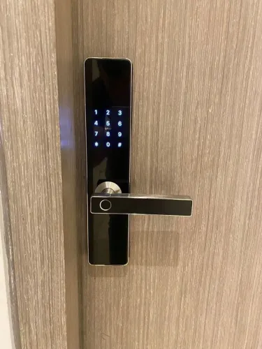 Instalador profissional de fechadura digital. 