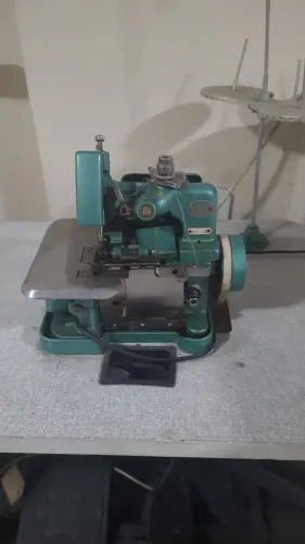 Máquina Overlock com mesa e acessórios usada funcionando