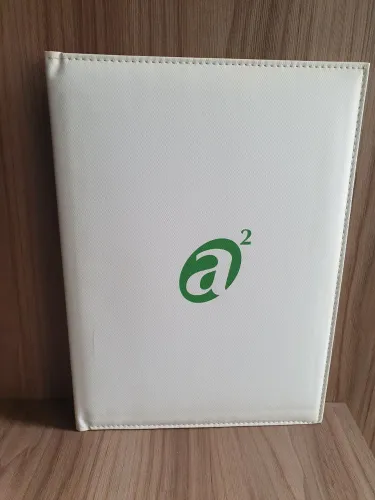 Pasta branca de couro