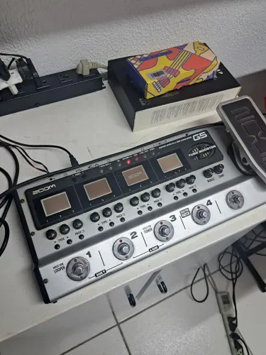 Pedaleira de Guitarra Zoom G5