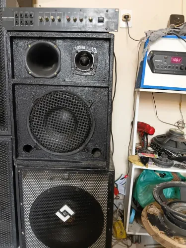Venders duas caixas de som com amprificado de 800 pm4 800 watts uma caixa de grave e uma d