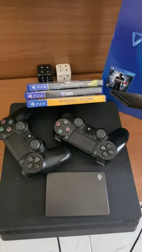 Playstation 4 slim + 2 controle + 1hd tb