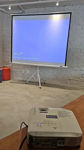LOCAÇÃO DE PROJETOR E TELA