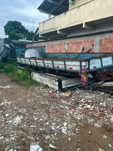 Carroceria de madeira com forro de Chapa de ferro