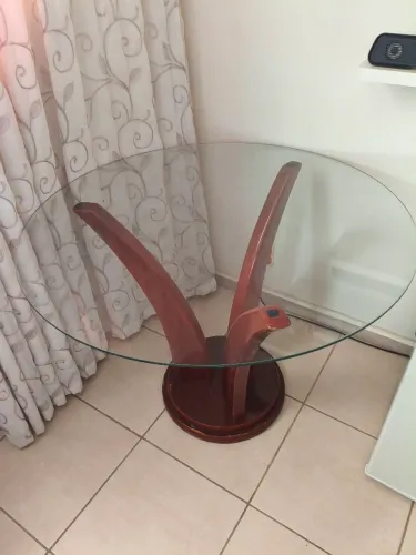 Mesa base de madeira e tampo de vidro