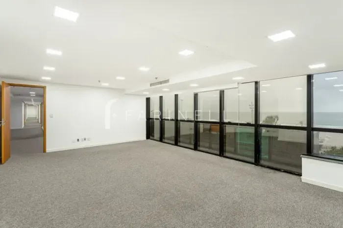 Sala com vista mar em prédio comercial moderno na Atlântica próximo ao metrô.