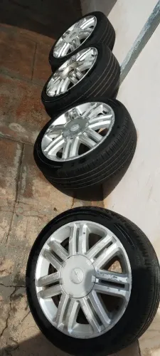 Rodas mais pneus e suspensão fixa