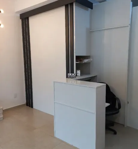 BALCÃO/CAIXA PARA ATENDIMENTO + PAINEL DIVISÓRIA EM MDF COM PORTA