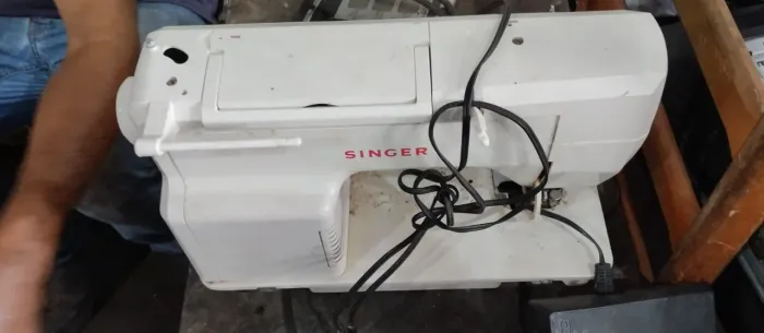 Maquina de costura singer funcionando com motor