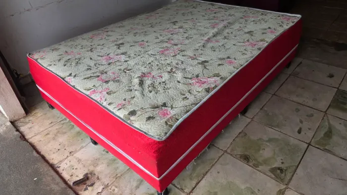 Cama de casal molas usada