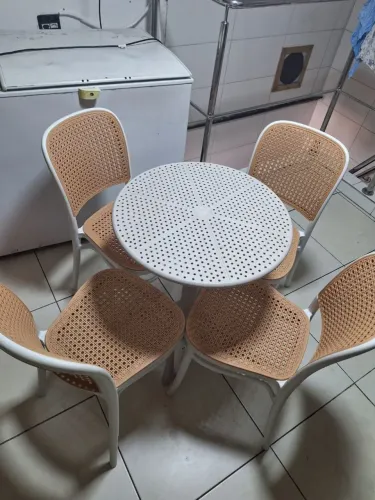 Mesa com 4 cadeiras desmontável