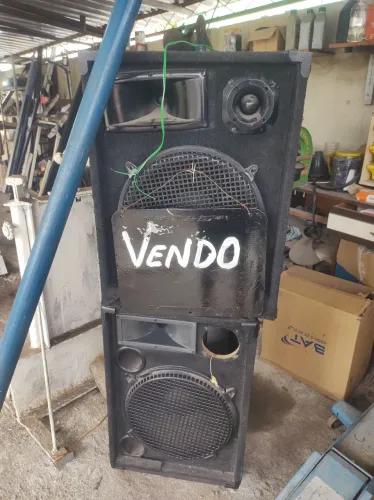Vendo 2 CXS trios faltando só 1 twitter, com alto falante de 15 ,corneta e twitter.