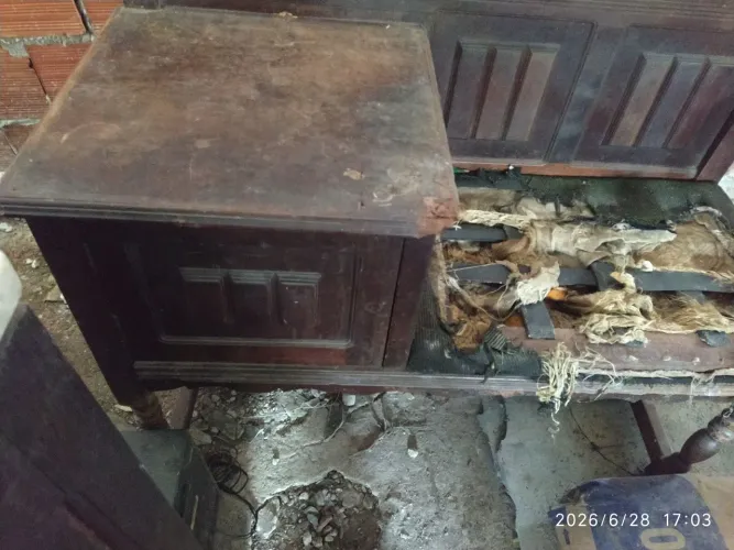 Móvel antigo para restaurar 