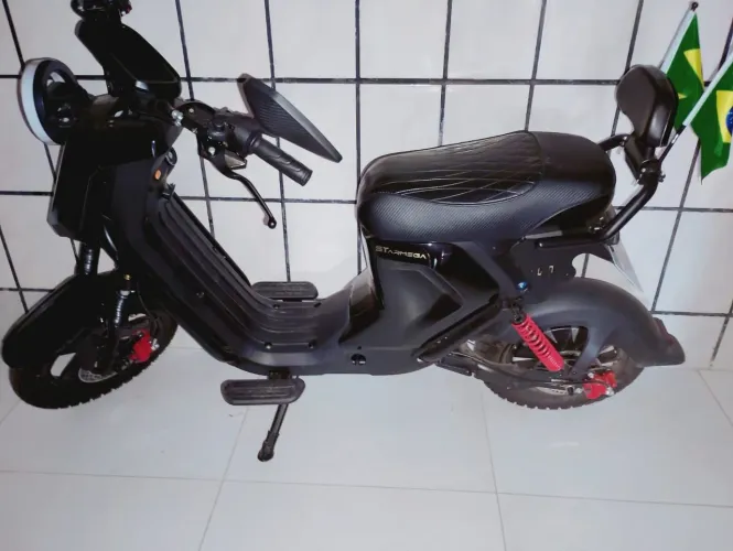 Moto elétrica nova quitada de cor preta