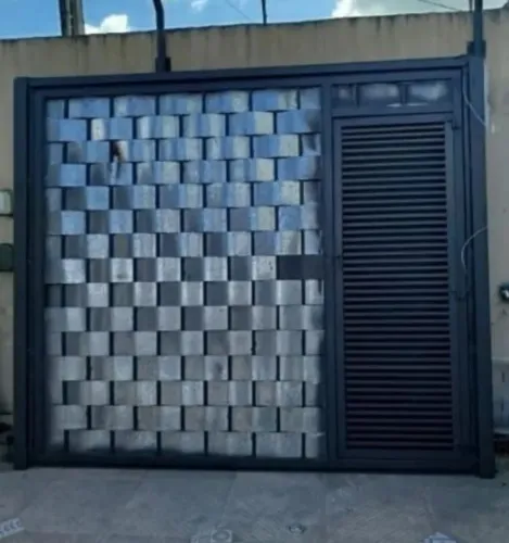 Lindo portão em aço galvanizado