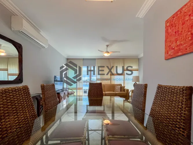 Apartamento com varanda, lazer e vista mar na quadra mar da Praia das Pitangueiras, Guaruj