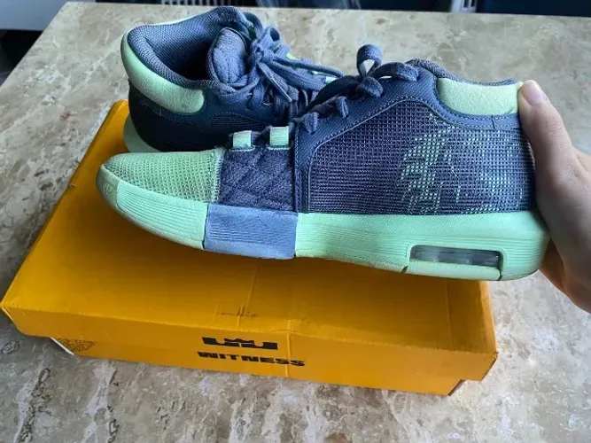 Tênis Nike Lebron James - muito novo - Verde - Basket Vôlei 